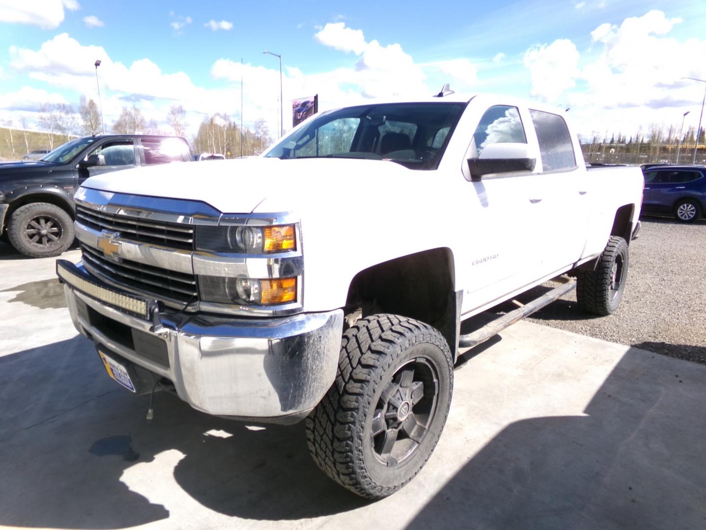 2016 White Chevrolet Silverado 2500HD LT Crew Cab 4WD (1GC1KVEGXGF) with an 6.0L V8 OHV 16V FFV engine, 6A transmission, located at 2630 Philips Field Rd., Fairbanks, AK, 99709, (907) 458-0593, 64.848068, -147.780609 - Photo#0